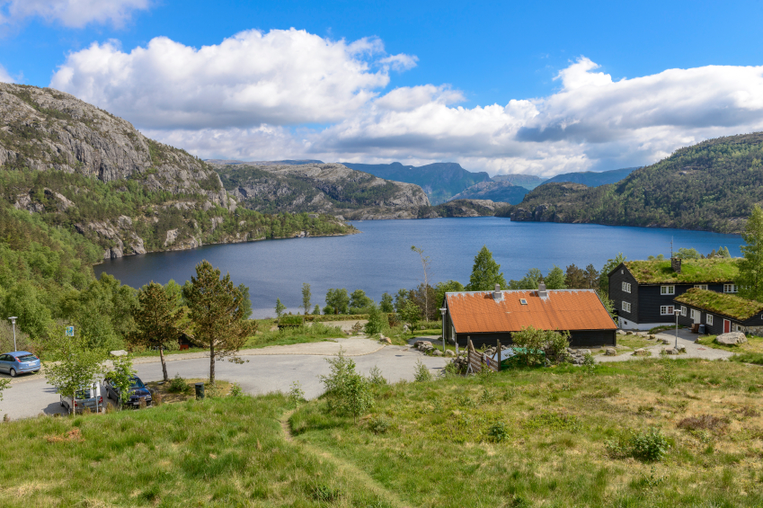 Bygge hus ved Lysefjorden